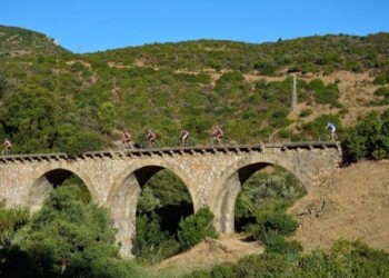 Lungo la galleria e il ponte della vecchia ferrovia delle Ferrovie Meridionali Sarde (Gonnesa), dismessa nel 1974 (Roberto Loi)