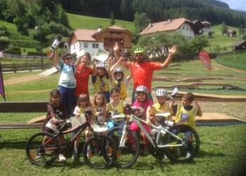 scuola per bambini di mountain bike