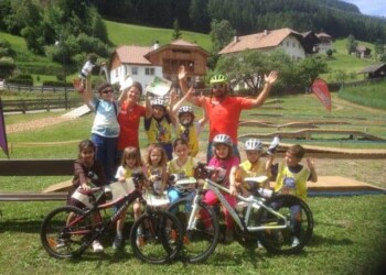 scuola per bambini di mountain bike