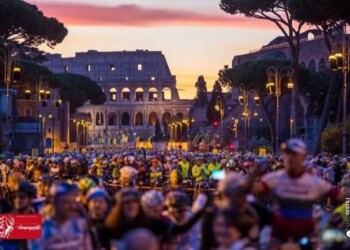 colosseo e ciclisti in partenza