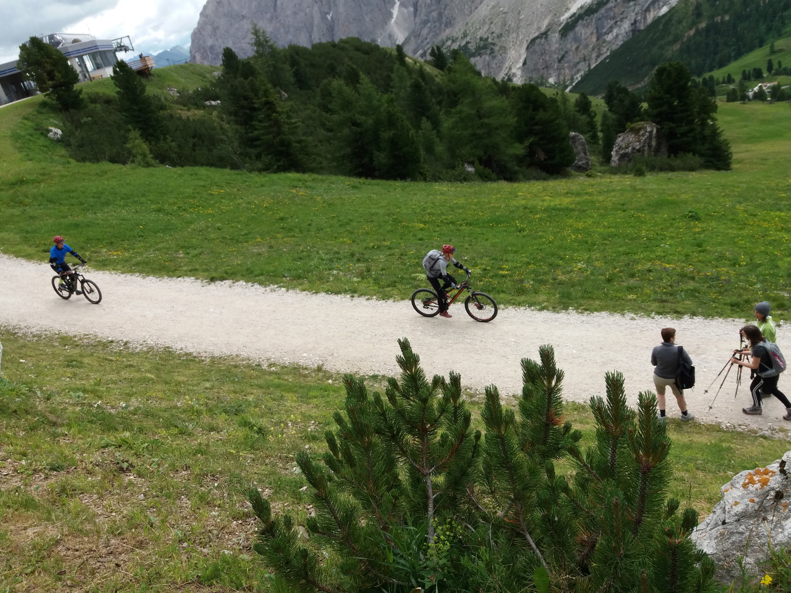 turisti in bici in montagna
