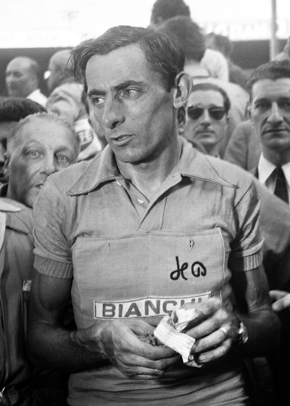 Foto vintage Ciclismo, Fausto Coppi firma un autografo
