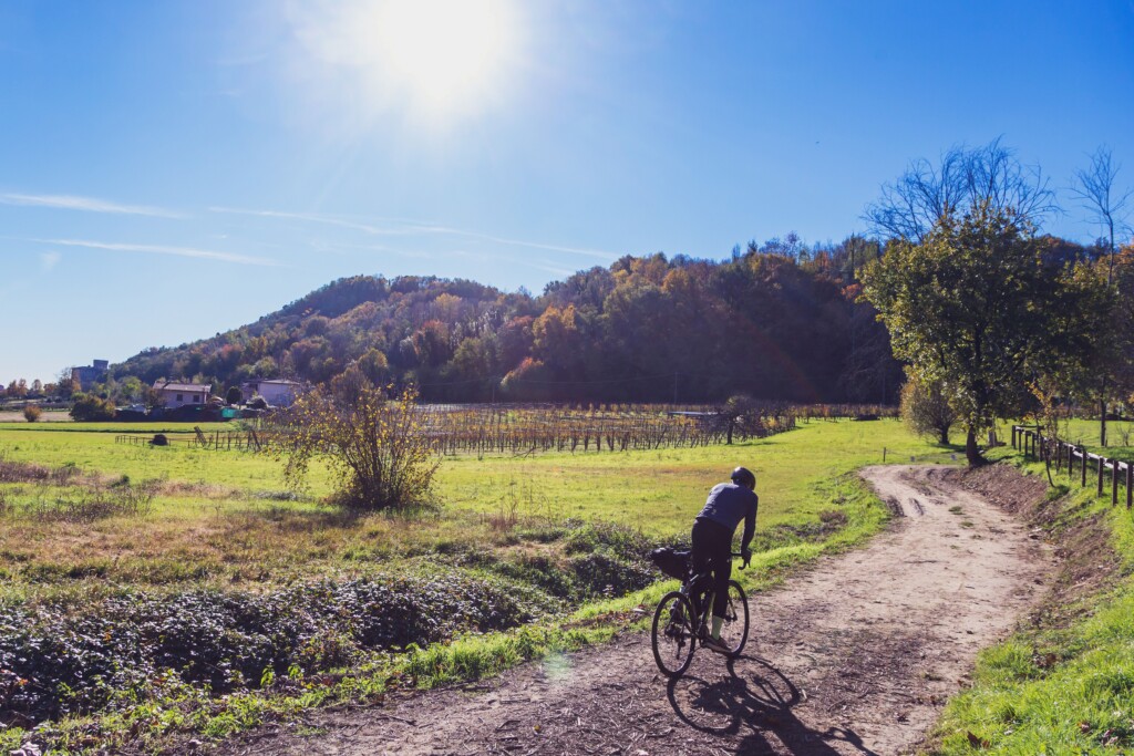 Scegliere la bicicletta La via delle sorelle - ciclista in gravel su strada fangosa - ph Alessio Guitti