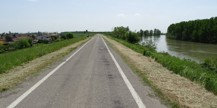 delta del po - ciclabile sull'argine