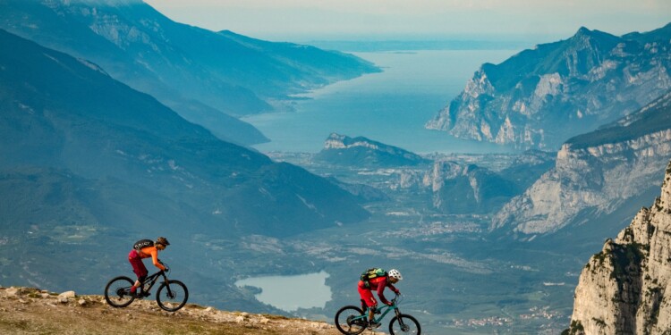 Percorso ciclabile Altopiano della Paganella - panorama lago di garda