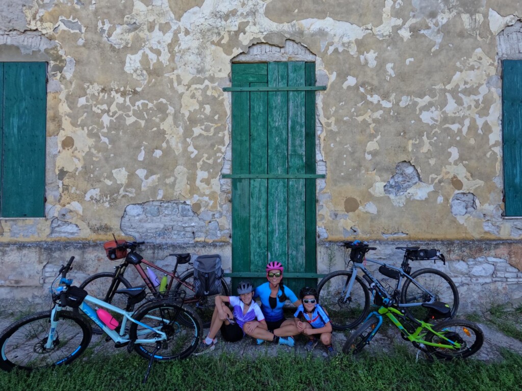 Gravel gourmet 2025 - Il percorso Family è per lunghi tratti ombreggiato e ricco di fontane e aree gioco (Credits: Cicloscappatori)