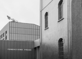 Milano in bicicletta - fondazione Prada - Foto di Mattia Spotti su Unsplash