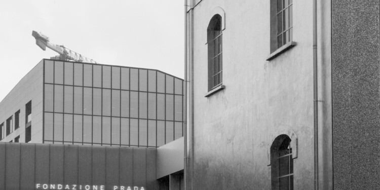 Milano in bicicletta - fondazione Prada - Foto di Mattia Spotti su Unsplash