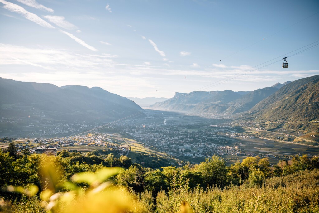 Tirolo in bicicletta - panorama Val Venosta - ph. benjamin pfitscher