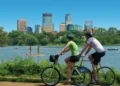 Grand Rounds Scenic Byway - Pedala lungo la pittoresca catena di laghi vicino a Uptown Minneapolis foto Meet Minneapolis