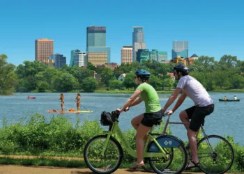 Grand Rounds Scenic Byway - Pedala lungo la pittoresca catena di laghi vicino a Uptown Minneapolis foto Meet Minneapolis