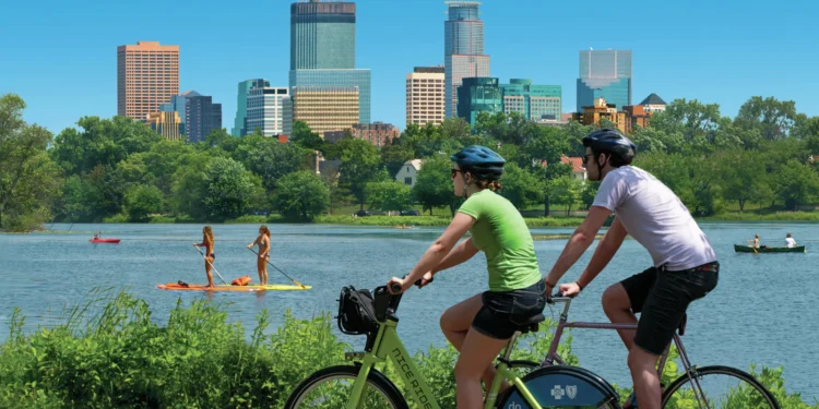 Grand Rounds Scenic Byway - Pedala lungo la pittoresca catena di laghi vicino a Uptown Minneapolis foto Meet Minneapolis