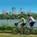 Grand Rounds Scenic Byway - Pedala lungo la pittoresca catena di laghi vicino a Uptown Minneapolis foto Meet Minneapolis