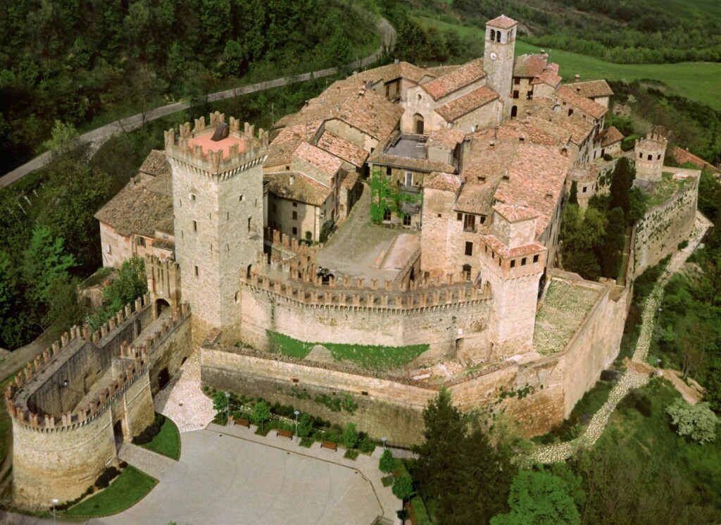 ciclabile Parchi Castelli del Ducato - Castello di Vigoleno